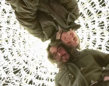 Ana e o João no parque verde