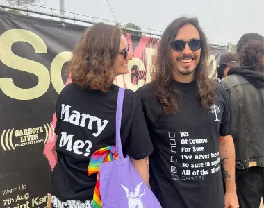 Ana e o João no Sonic Blast, com as t-shirts com as quais a Ana pediu o João em casamento
