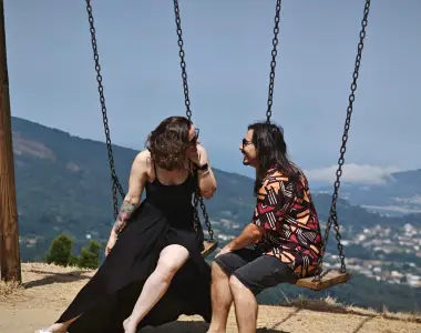 Ana e o João num baloiço, a sorrir um para o outro